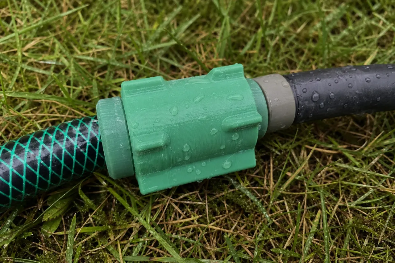 Grønn 3D-printet overgang mellom to hageslanger