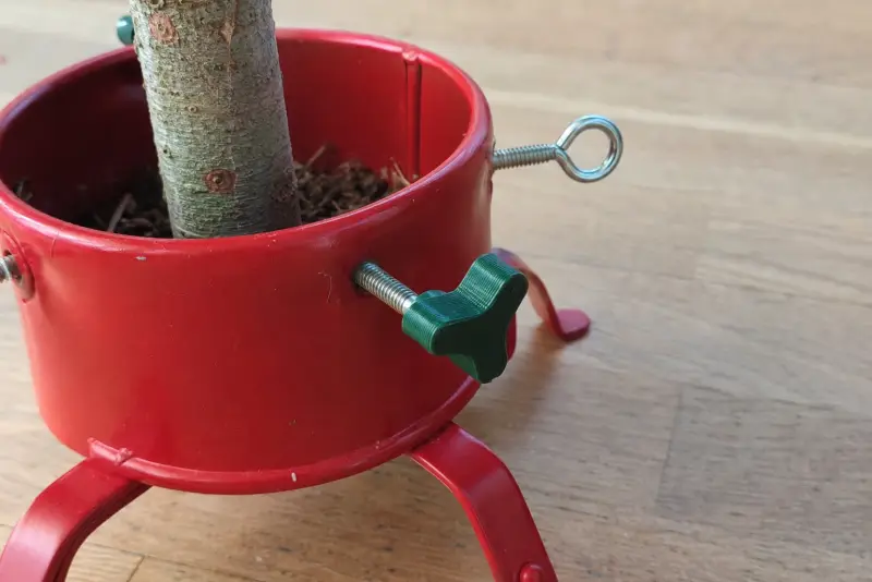Grønn 3D-printet vingeskrue i en metallfot til juletre